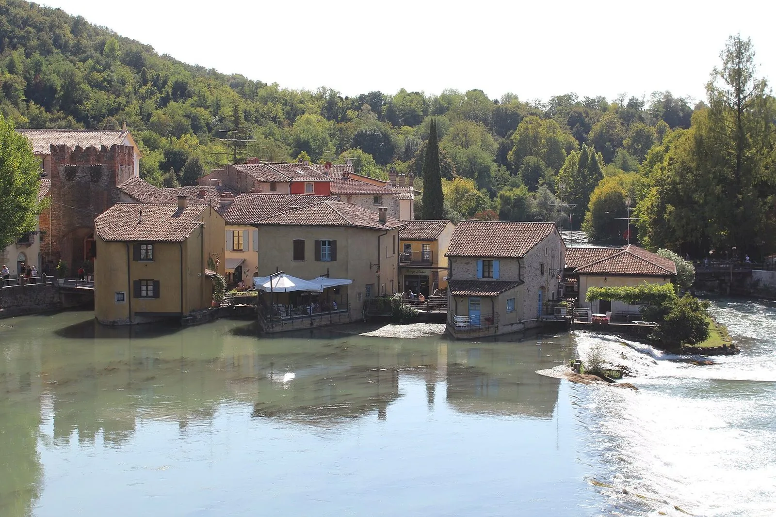 I mulini ad acqua di Borghetto sul Mincio con le case medievali affacciate sul fiume