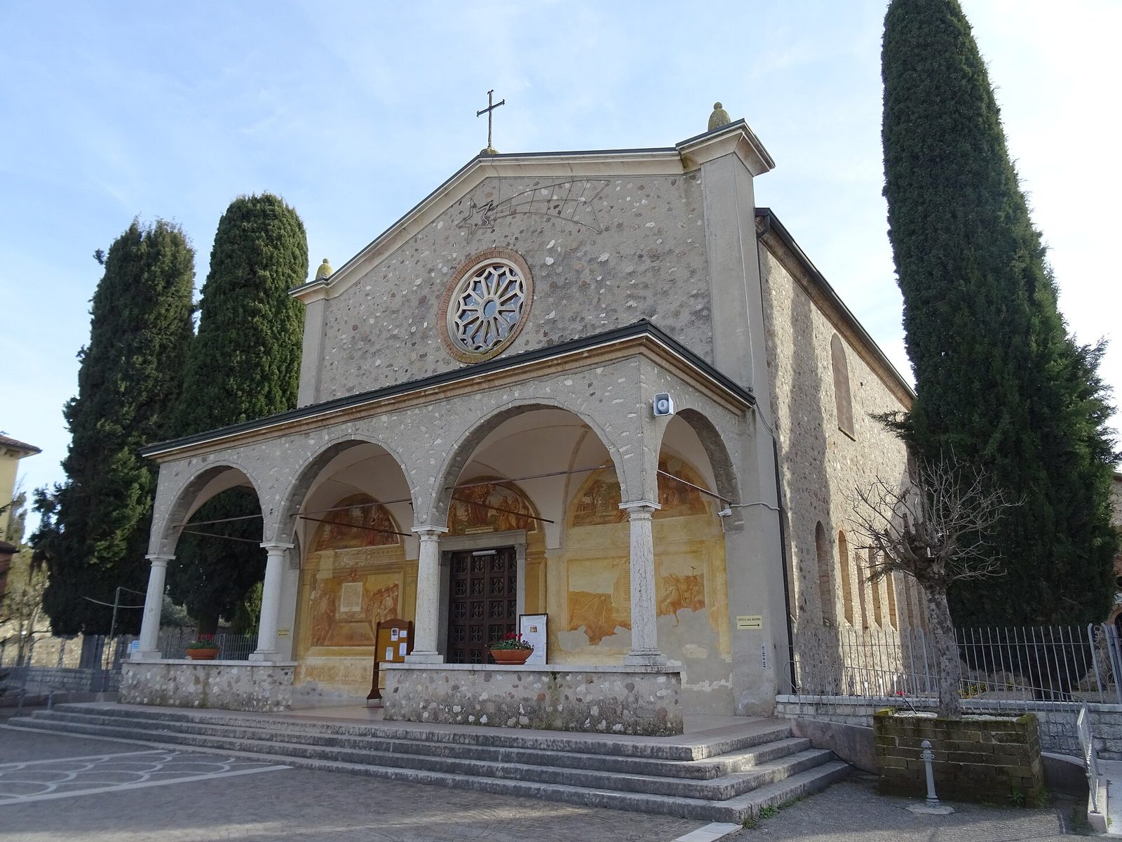 La facciata del Santuario della Madonna del Frassino a Peschiera del Garda